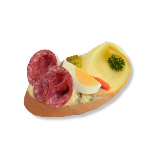 Chlebíček s turistou a uzeným sýrem 90g (karton 8ks)