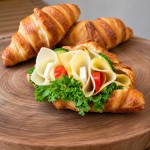 Obložený croissant se sýrem nebalený 150g