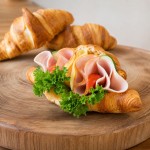 Obložený croissant se šunkou a sýrem balený 150g